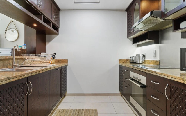 Monty - Stylish Apartment with Partial Burj Khalifa View