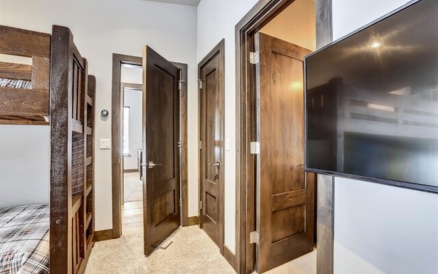 Five Peaks Townhouse with Garage and Hot Tub by RedAwning