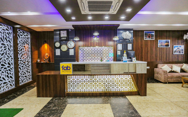 Fabhotel Frolic