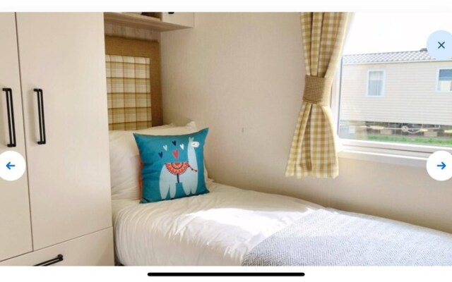 Stunning River View 2 Bedroom Caravan With Decking