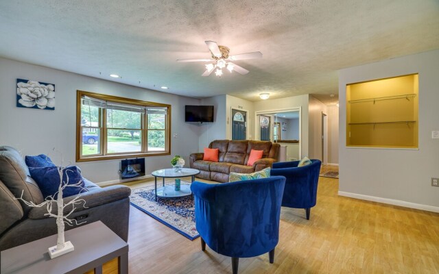 Peaceful Pocono Retreat: Hot Tub & Covered Deck!