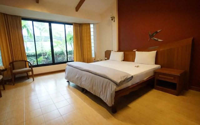 The Country Lake View Hotel