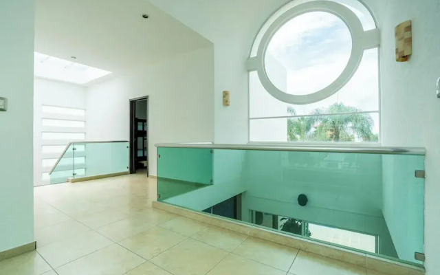 Spacious 5 Bedroom Oasis with Pool & BBQ