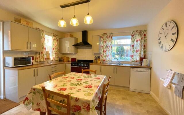 Spacious 4 Bedroom House with Garden