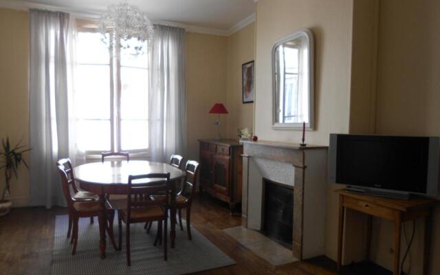 8 Rue de la Petite Bilange " Maison du Centre"