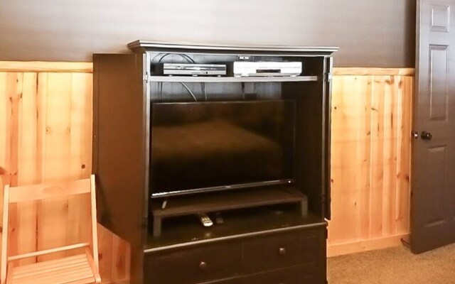 880 Edgemoor Rd Cabin