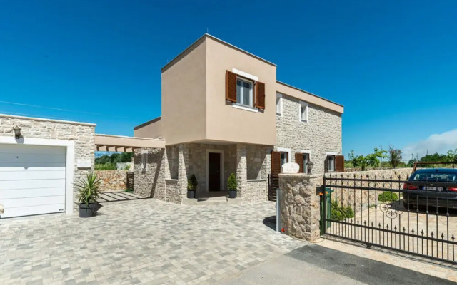 With Pool, Jacuzzi and Sauna