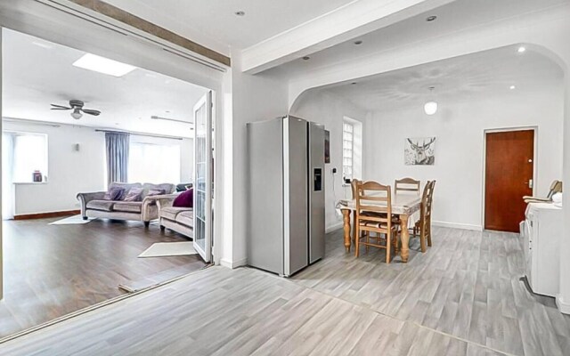 Stunning 7-bed Detached House in Luton With Parkin