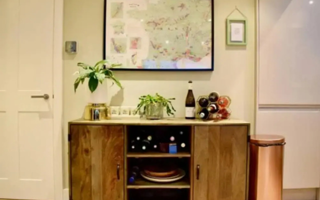 Modern 3 Bedroom Garden Flat in Tooting