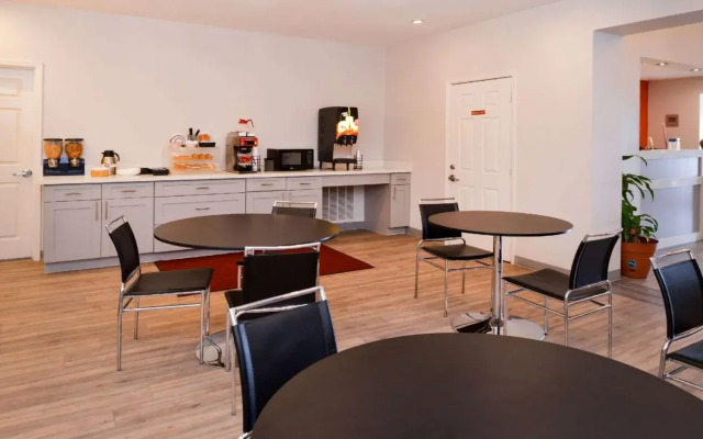 Econo Lodge & Suites