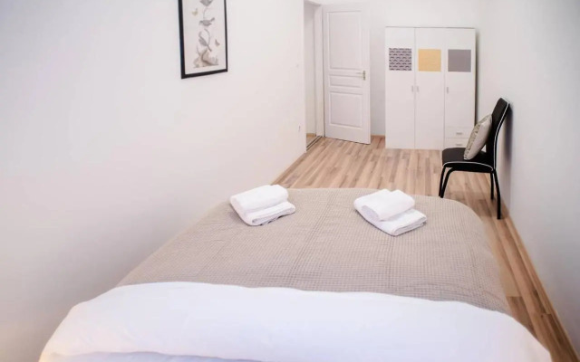 Very central spacious AC apartment