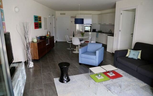 Beautiful Lake-view Apartment