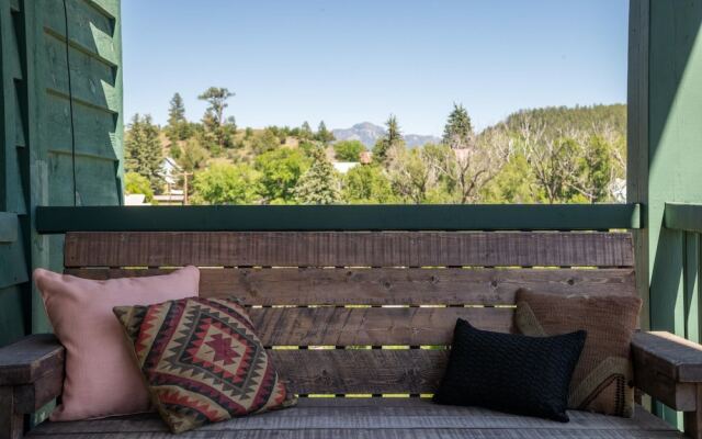 Pet Friendly Downtown Green Cabin Haven