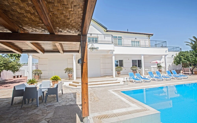 Papas Family Villa With Private Pool Wheelchair Accessible
