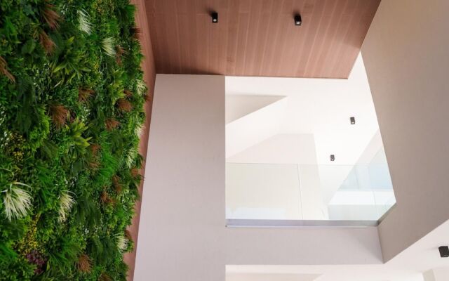 Welcomely - Deluxe Room - Charles Aznavour