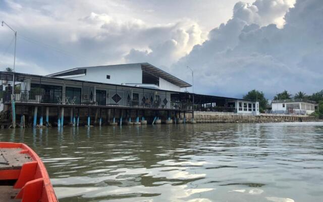 Chaiyai River Front Hotel
