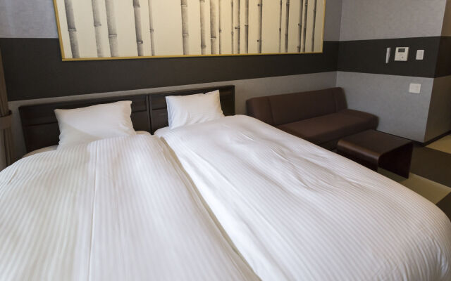 Rinn Sanjo Ohashi East