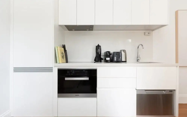 Chic Studio With Patio 20 min From CBD