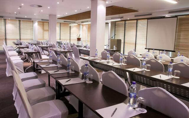 Legend Hotel Lagos Airport, Curio Collection by Hilton