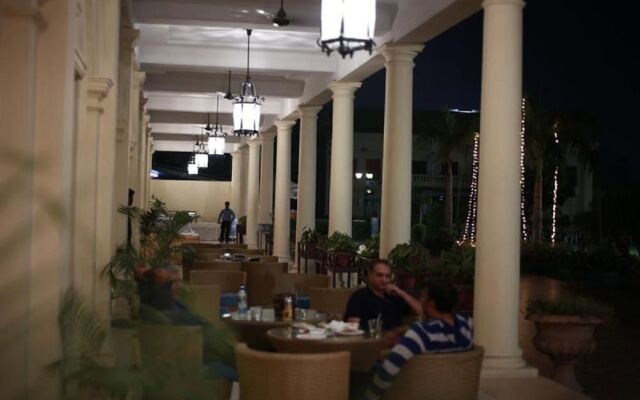 DLF Club 4
