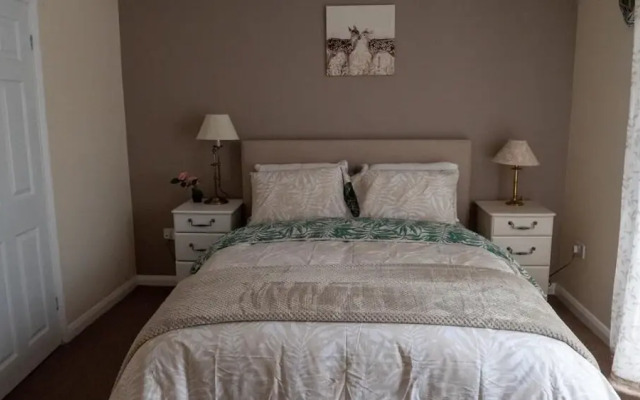 5 Bedroom Guesthouse in Quiet Cul-de-sac location.