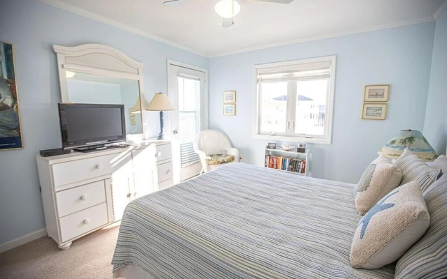 Feelin' Beachy-7a 2 Bedroom Home by RedAwning