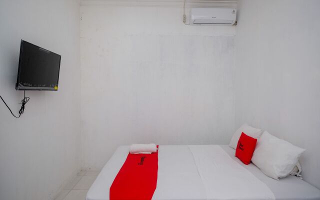 RedDoorz near De La Salle Manado