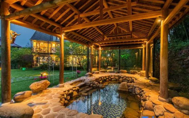 Anji Double Fish Hall Hot Spring Resort B&B (Longwangshan Canyon Drift Shop)
