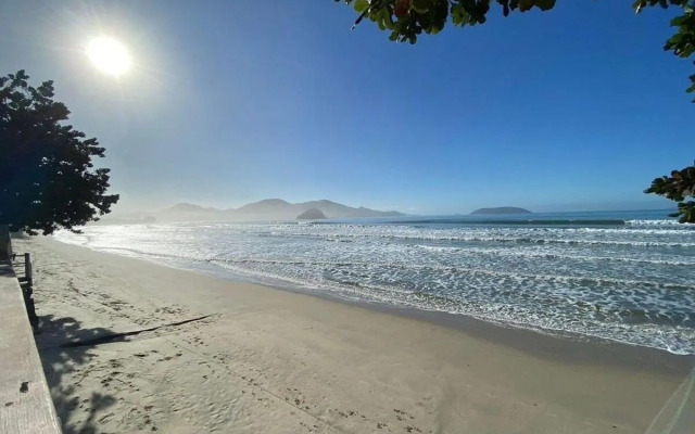 Casa aconchegante pé na areia c/ 5 quartos.