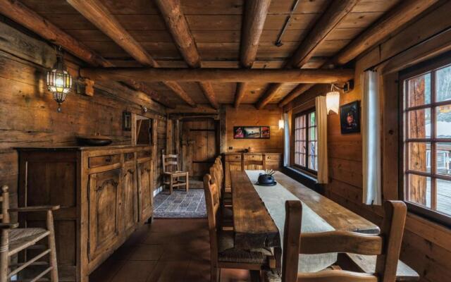 4BR Traditional Chalet BBQ + Fireplace + View