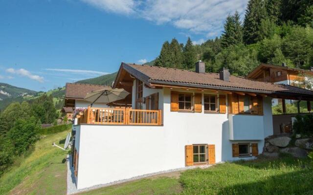 Cozy Chalet with 4 Bathrooms near Königsleiten