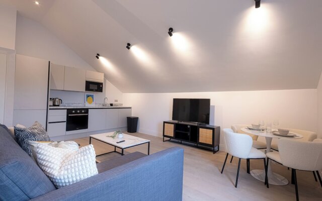 Stylish Apartments with Balcony for upper apartments & Free Parking in a prime location - Five Miles from Heathrow Airport