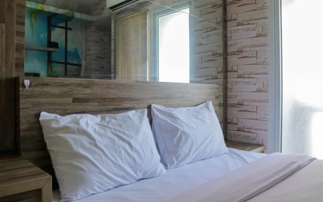 Nice And Strategic Studio At Green Pramuka Apartment