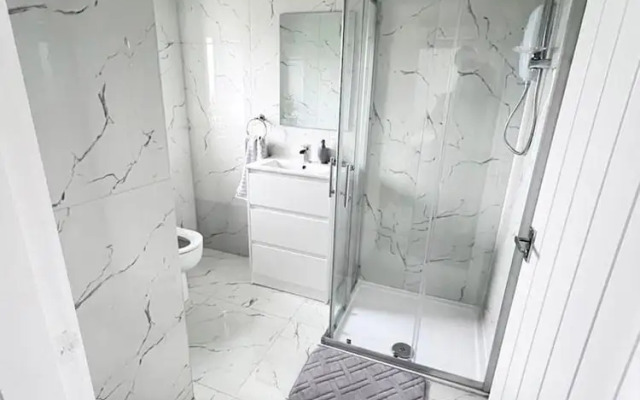 Luxury 2-bed Apartment Lindley Huddersfield