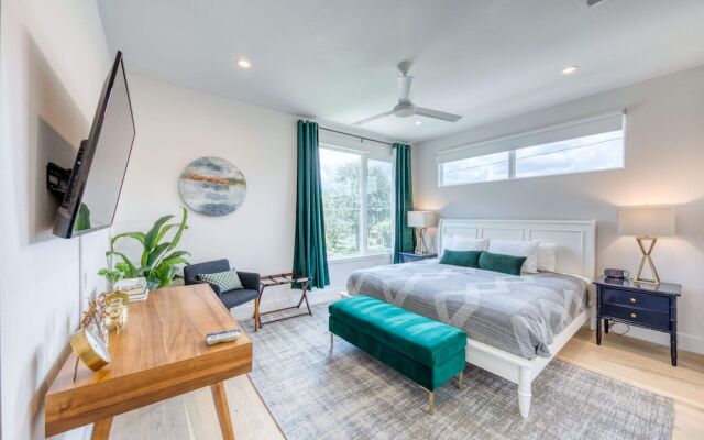 2 Homes in 1! Centrally Located Near Soco