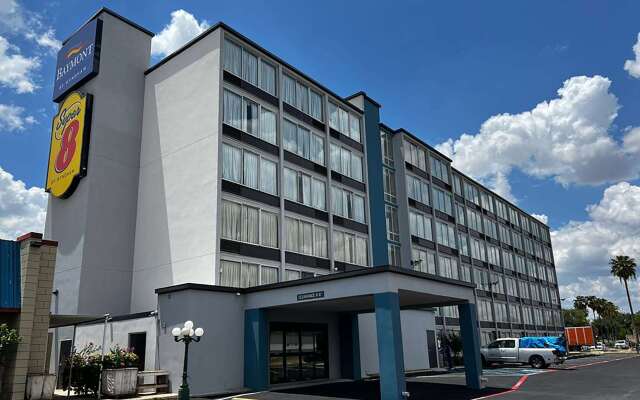 Super 8 by Wyndham Laredo