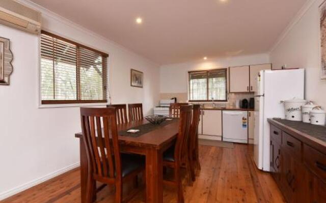 Kangaroo Cottage - cute Accom in bushland setting