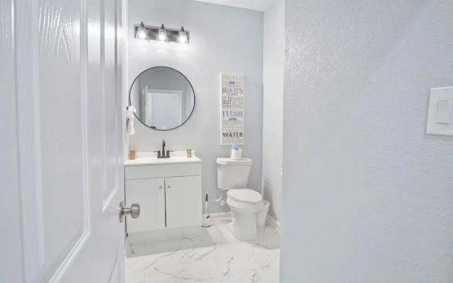 Lovely & Charming 4br/2.5ba Near Downtown's Prime