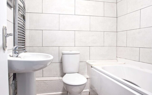 Short Stay Bristol - Freelands Front Apartment