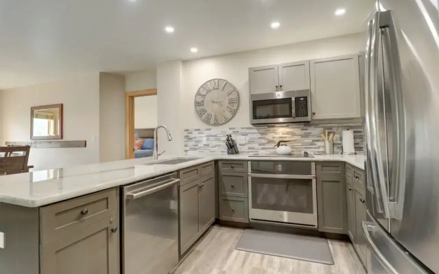 Newly Remodeled, Open Layout, with Incredible Views - CS302 by RedAwning