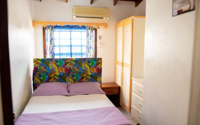 Tropical Breeze Guesthouse and Furnished Apartments