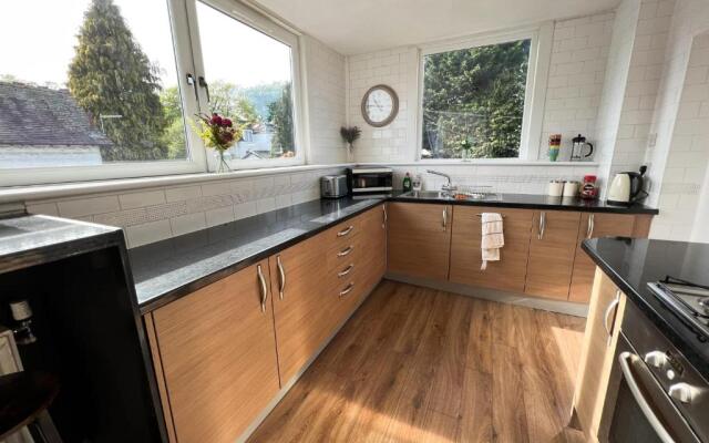 A Spacious Flat with Character - Private Car Space