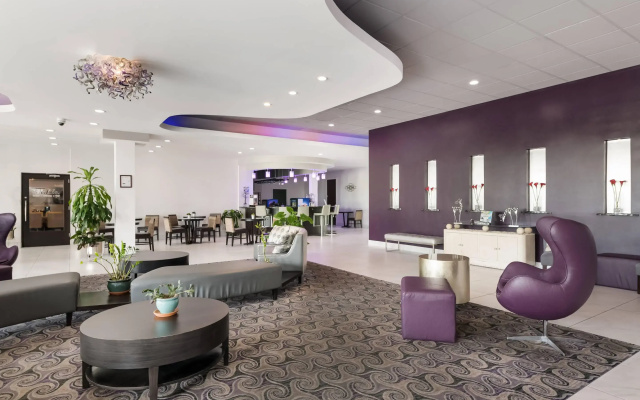 Clarion Inn & Suites Across From Universal Orlando Resort