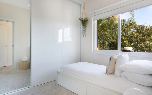 Idyllic 4-bed Home With Alfresco Area Near Beach – Guest Rooms – Sydney