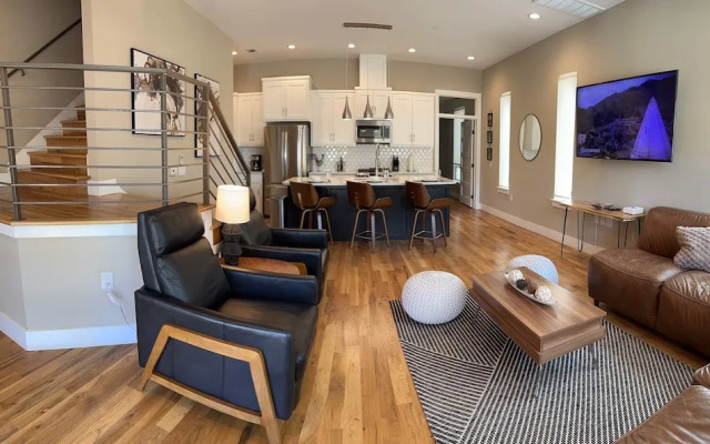Newly Built Poolside Home w Balcony BBQ