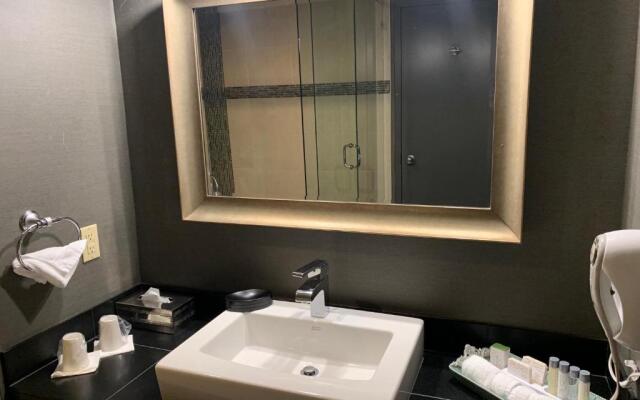 Coast Lonsdale Quay Hotel