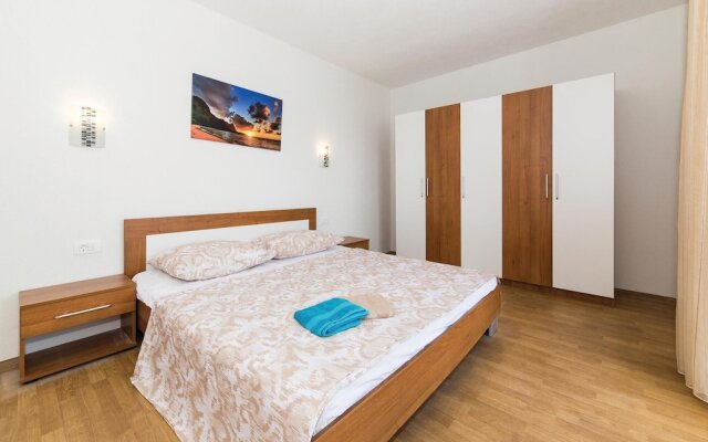 Beautiful Home in Kastel Stafilic With Wifi and 4 Bedrooms