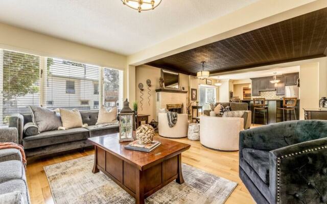 LUXURIOUS 5,500 sqft Home: 5 Br/5 Ba | PRIVATE Pool & Hot Tub | STEPS to Beach