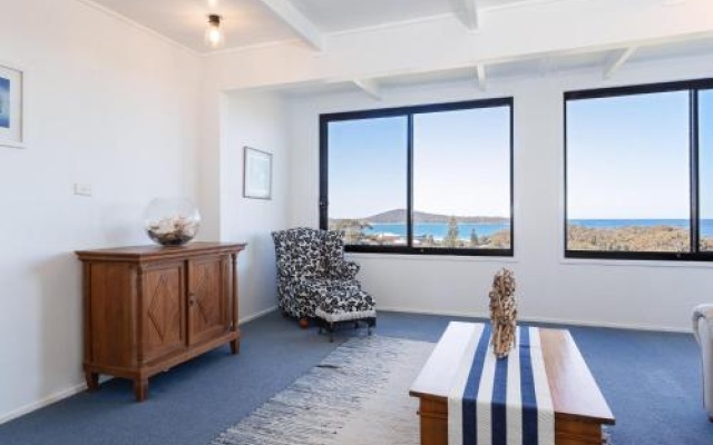 Whale Tales' 78 Lentara Street - Fantastic Water Views Over Fingal Beach – Guest Rooms – Fingal Bay