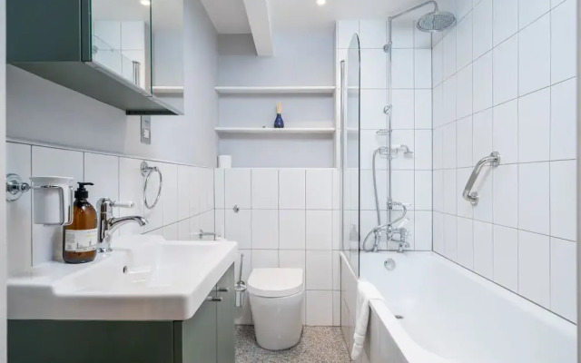 JOIVY Elegant 4 Br House W/Deskspace, Moments From Angel